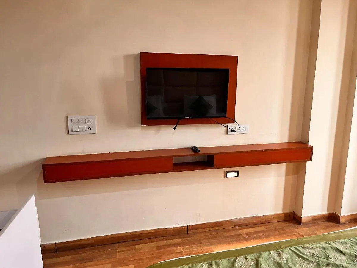 Hotel Oyster Pearl I Near Medanta Hospital I Sec-39 I Gurgáon
