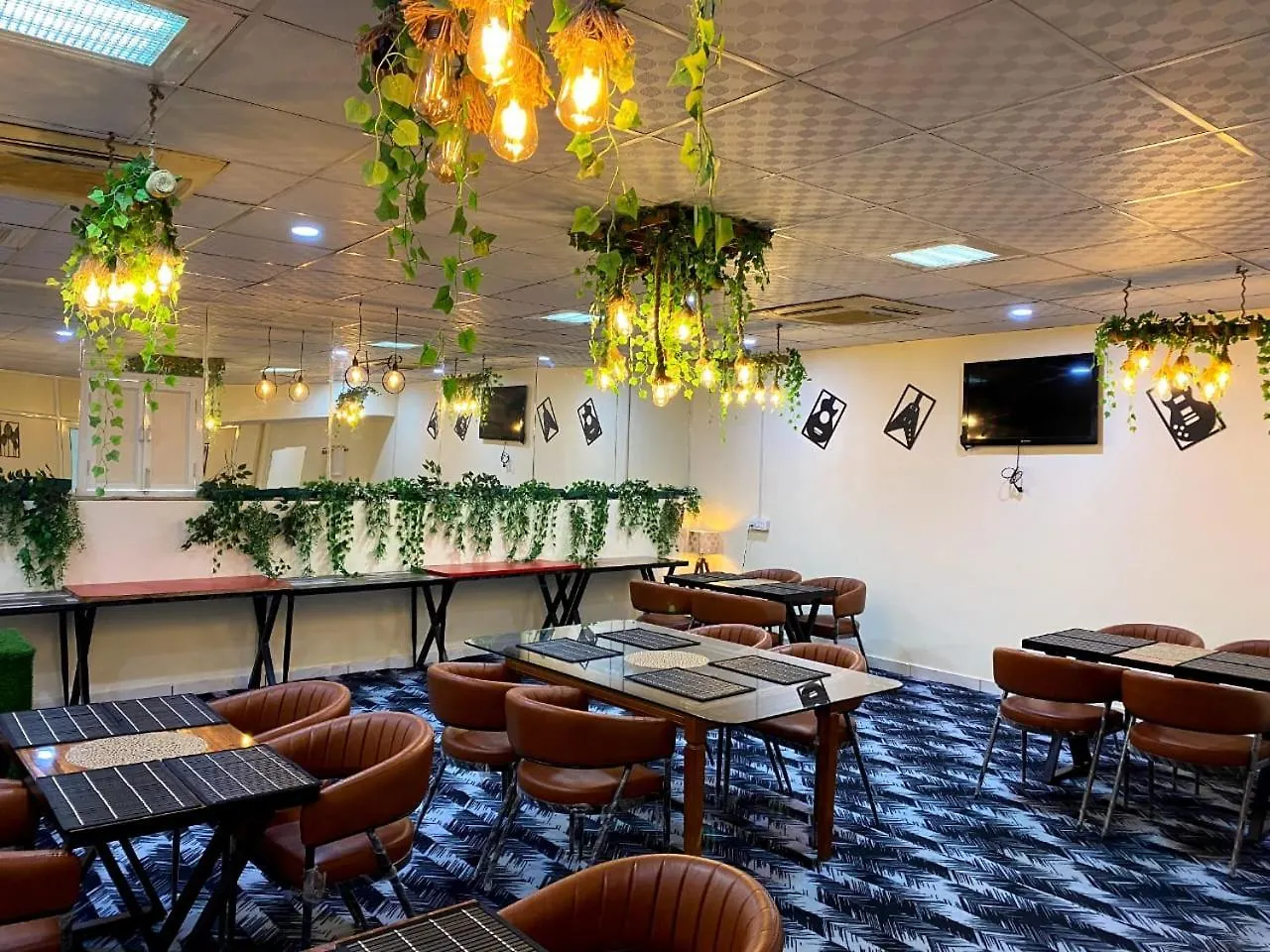Hotel Oyster Pearl I Near Medanta Hospital I Sec-39 I Gurgáon