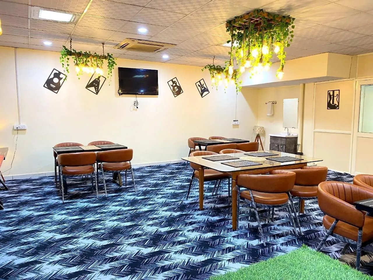 Hotel Oyster Pearl I Near Medanta Hospital I Sec-39 I Gurgáon