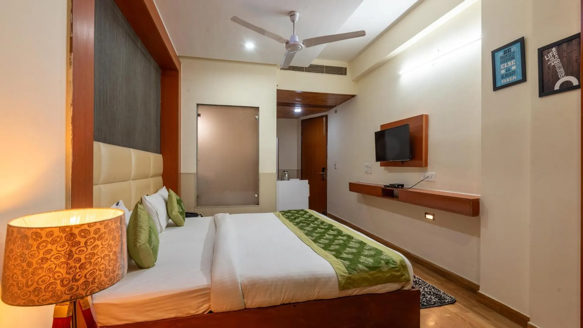 Hotel Oyster Pearl I Near Medanta Hospital I Sec-39 I Gurgáon 3*,