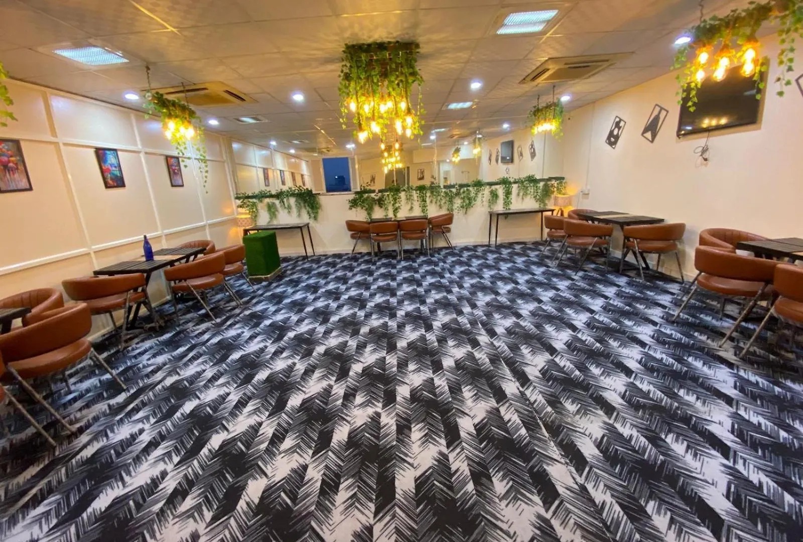 Hotel Oyster Pearl I Near Medanta Hospital I Sec-39 I Gurgáon 3*,