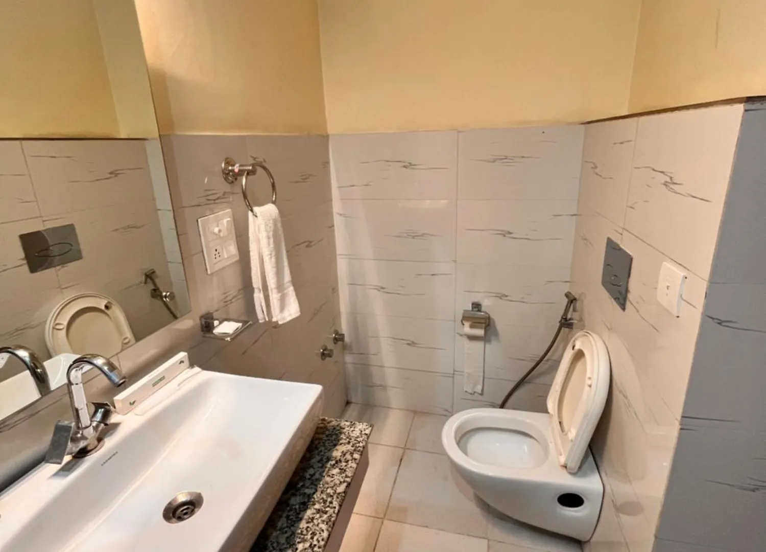 Hotel Oyster Pearl I Near Medanta Hospital I Sec-39 I Gurgáon